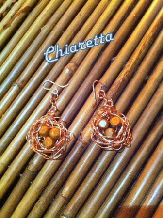 Orecchini con perle in legno in nido di rame