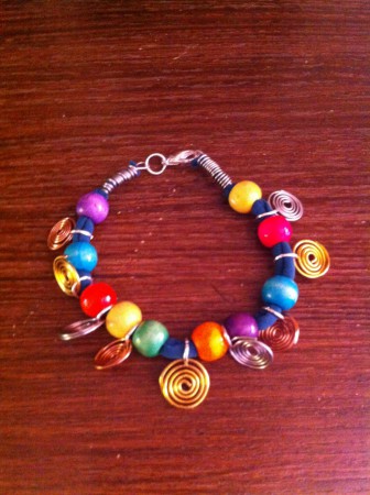 Bracciale con perle di legno e girelle di rame,ottone e argento