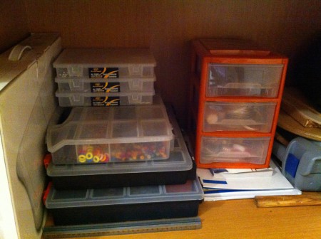 Materiale.. perline..fili per wire..cordoncini..e vari utensili