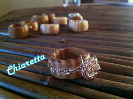 Anello in legno di pino con filo di alluminio e rame